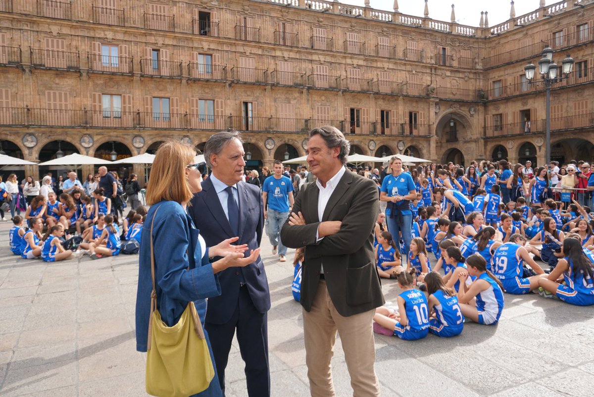 🏀 Ha sido un privilegio rodearme de la marea 💙 del nuevo @cbavenida que ha elegido la Plaza más bonita del mundo para su presentación oficial con la participación de más de 6⃣0⃣0⃣ jugadores, desde los cinco años hasta nuestras reinas de copas y los chicos del Xoborg.