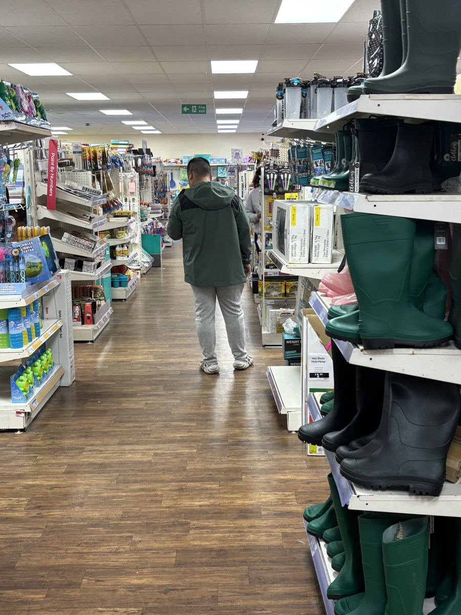 ThomasLiamH's tweet photo. I’m not sure but I think I just saw Jerry in The Range in Rugby. Assume he was looking for Sandra. Didn’t know she had transferred from Cloud 9! #superstore https://t.co/N0IP1Ifs8v