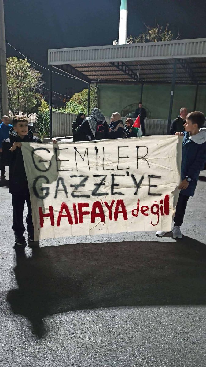 Sadece birkaç günde bile Mersin'de onlarca ZİM, MAERSK ve Haifa-Türkiye arası çalışan gemi gördük. Ambarlı, Aliağa, Çanakkale, DP WORLD, Evyapport, LimakPort, SafiPort, Derince, Diliskelesi limanlarını ise aylardır anlatıyoruz. Limanlarımız kime hizmet ediyor?
#StopKillerMaersk