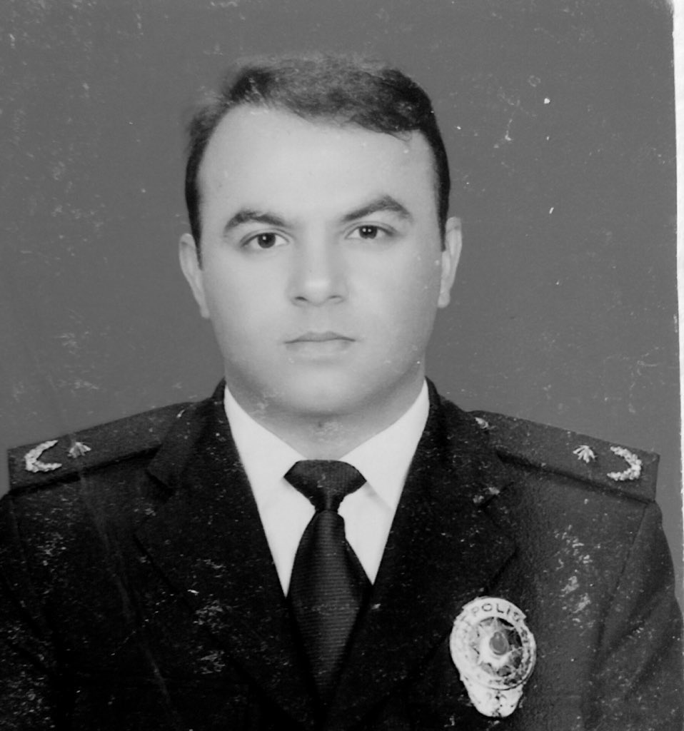 Sadece AKP’nin Yolsuzluklarını ortaya
çıkardığı için 11yıldır Esaret altında olan
ama muhalif geçinenlerin bile adlarını
anmadığı Polislerden Yasin Topçu !

Sadece görevini layıkıyla yapan vatan
evladını-evlatlarını, masum insanları
İvedilikle Serbest bırakın !

YargıPaketindeAf