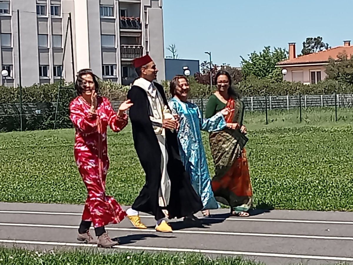 Journée culturelle au <a href="/LPRolandGarros/">Lycée Roland Garros de Toulouse</a> 
Défilé en tenue traditionnelle des enseignants et élèves. 
Bravo à ce projet initié pour les élèves de terminale Agora.
