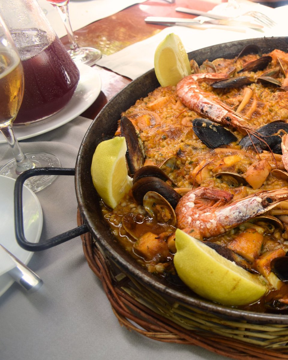 🌞🍷 Calorcito, una buena sangría, unas tapas y paella.🌴🥘¡No hay mejor plan para estas vacaciones! 🌊⛺

🌞🍷 Warm weather, a good sangria, some tapas, and paella.🌴🥘There's no better plan for these holidays! 🌊⛺

#CampingPlayaMontroig #vacaciones #calor #tapas #paella
