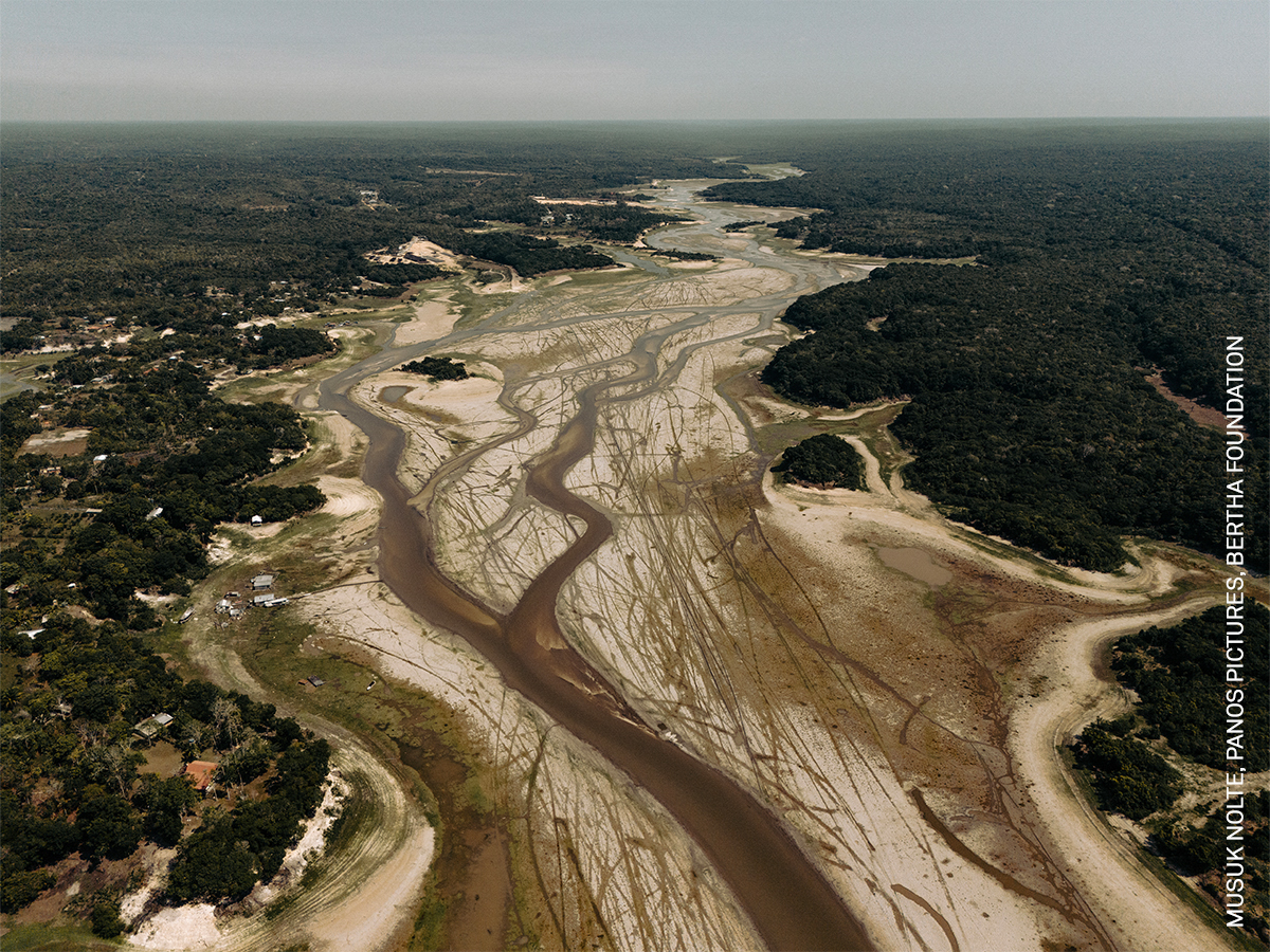 Photo of the Day | Aerial view of the Tarumã River, which has become unnavigable due to drought. Discover the story behind the #WPPh2025 Contest awarded project ‘Droughts in the Amazon’ by <a href="/amarumusuk/">Musuk Nolte</a>, <a href="/panospictures/">Panos Pictures</a>, <a href="/BerthaFN/">Bertha Foundation</a>: worldpressphoto.org/collection/pho…