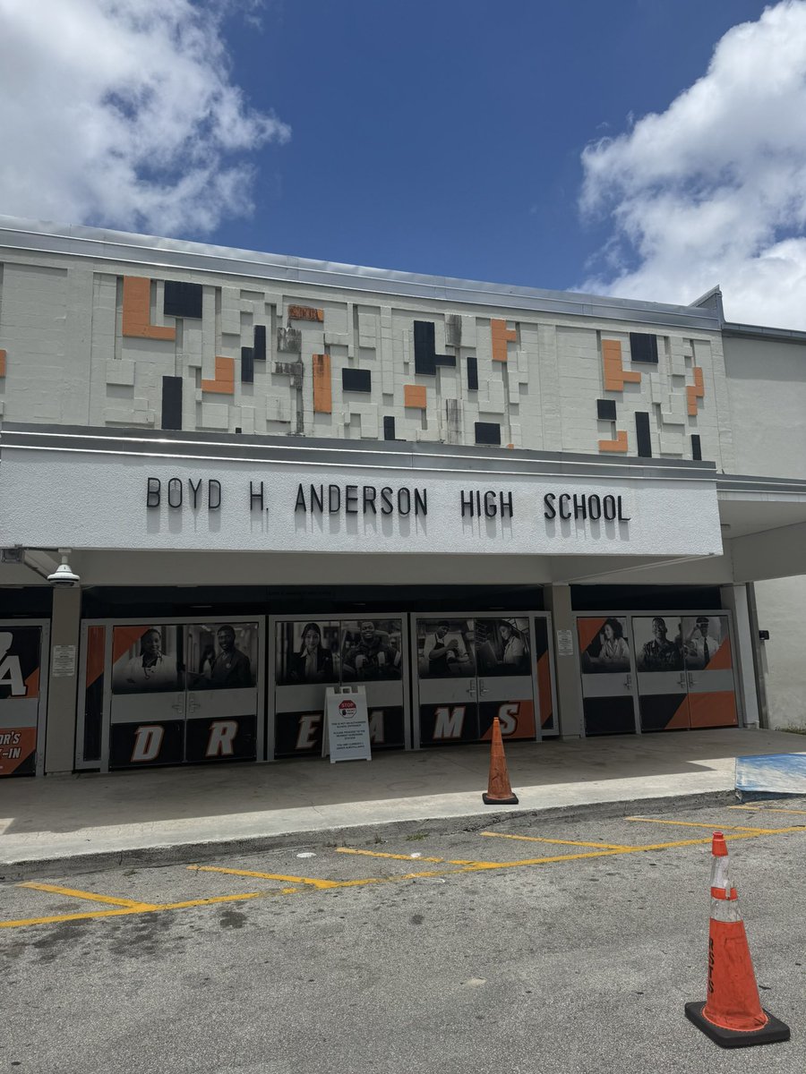 Thank you <a href="/coachclax/">Clax</a> had a great time talking to your kids. Definitely looking forward to getting to know them a little better great looking group. Good luck this season. Looking forward to building a great relationship with you and your program.
#StetesonFootball
#DefendDeland