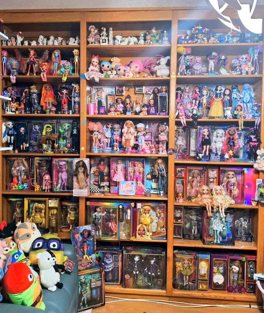 KumisCollection's tweet photo. An angel lost its wings the day I took most of my doll collection down lol 

(2024 vs currently) https://t.co/PVlQ73cDim