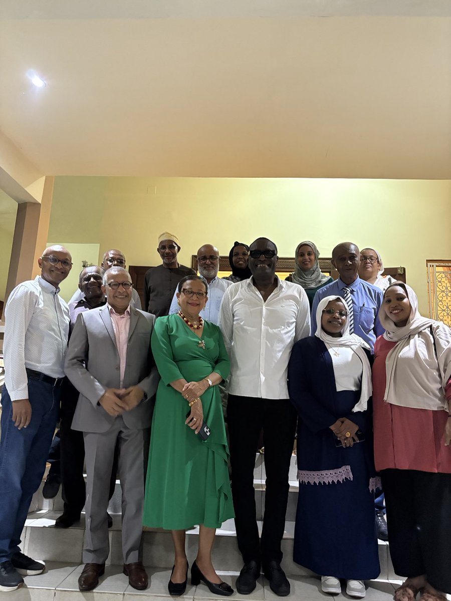 En ma qualité de PCA par intérim de MCTV, j’ai eu le plaisir d’offrir un cocktail de bienvenue à notre partenaire historique et stratégique, M. El Hadji Malick Seck, DG Afrique, de Ria money transfer de passage à Moroni. Moment de détente avec les membres du CA et le staff 🎉🎁