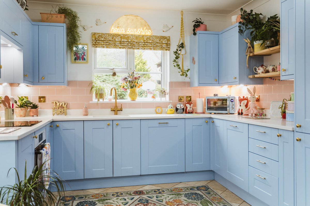 CharismaHomeDec's tweet image. #HomeDecorPoll Which spring inspired kitchen are you going with? Comment below to cast your vote!

A. Beautiful sky blue
B. Stunning rainbow floral

#kitchendesign #spring #decorating #colorful #pretty #homedecor #artistic #castyourvote