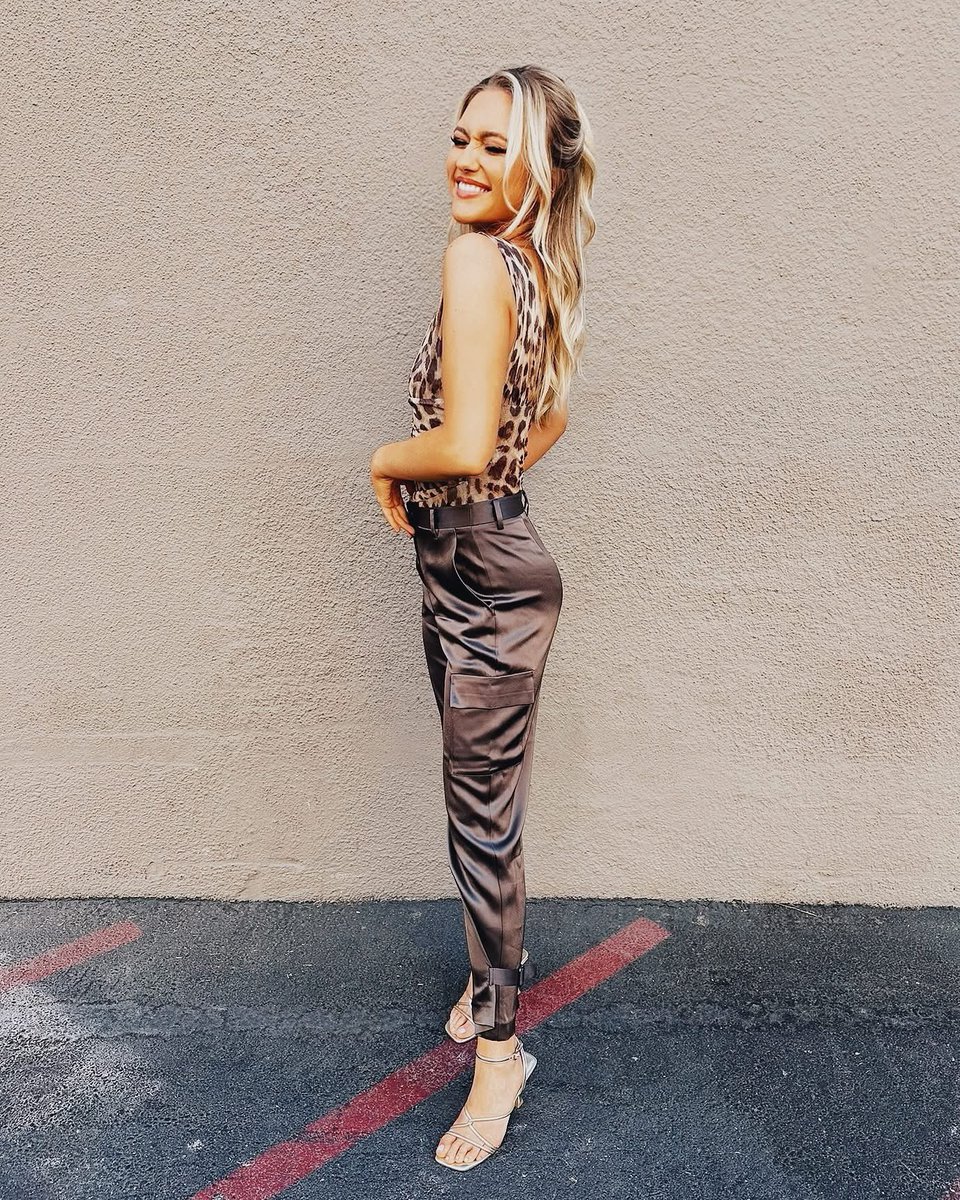 MaggieSajak's tweet photo. The stars are shining so bright I need some shades😉⭐️🤩🕶️ @celebritywof https://t.co/7Y1nIMxvoX