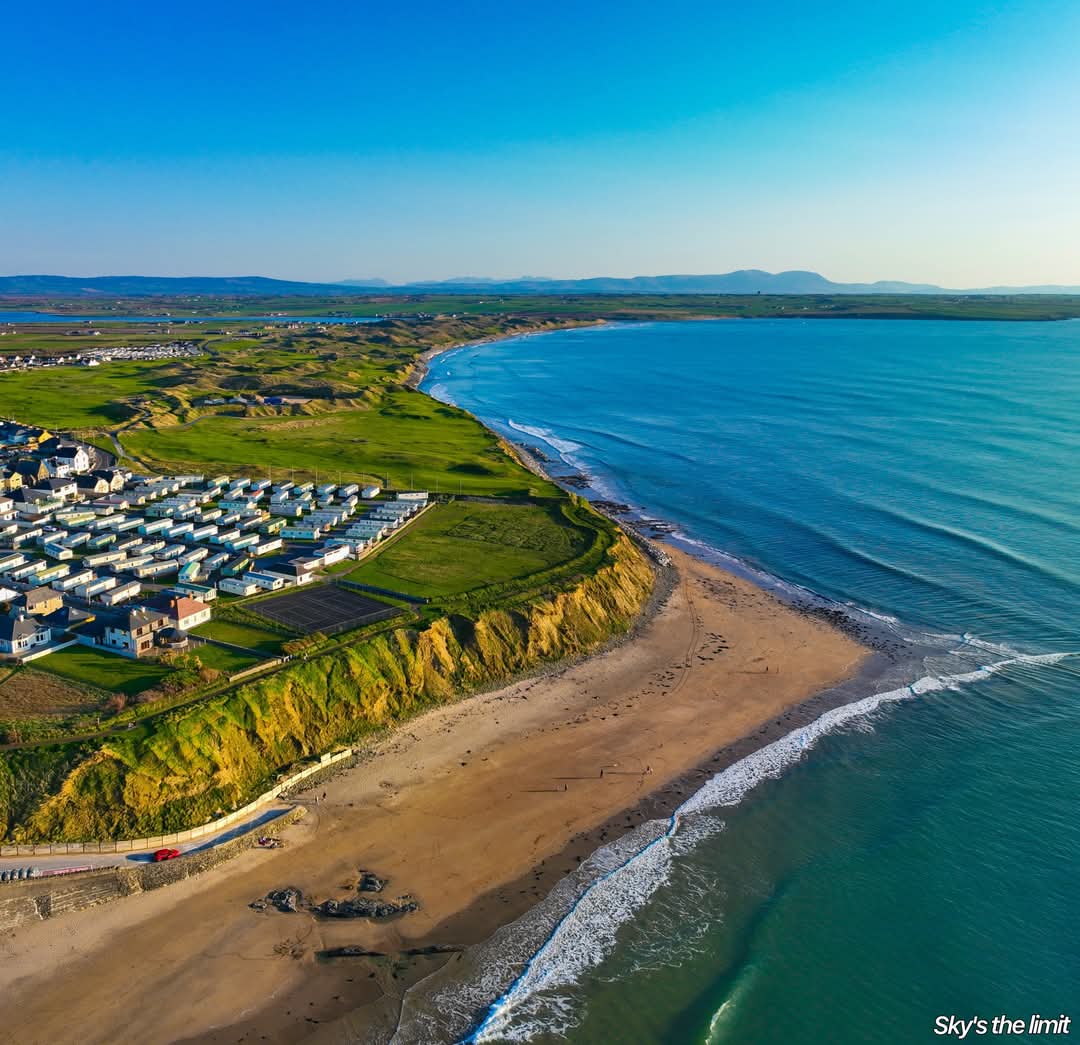 ThisIsIreland3's tweet image. 📍Ballybunion coastline, Co. Kerry ☘️ 

A great little town to visit this summer 🌞 

📸 Sky&apos;s the limit (FB)

#keepdiscovering #Kerry #Ballybunion #Ireland