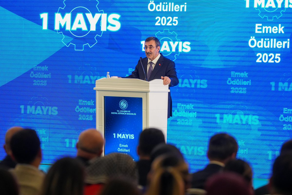 _cevdetyilmaz's tweet photo. Çalışma ve Sosyal Güvenlik Bakanımız Sayın @isikhanvedat ile birlikte, 1 Mayıs Emek ve Dayanışma Günü etkinlikleri kapsamında, Çalışma ve Sosyal Güvenlik Bakanlığı ev sahipliğinde düzenlenen 1 Mayıs Emek Ödülleri Töreni’nde emekçi kardeşlerimizle bir araya geldik.

Bu anlamlı tören vesilesiyle, Türkiye’nin kalkınmasına verdikleri katkı ve gösterdikleri özveri için tüm işçilerimize gönülden teşekkür ediyor, ödüle layık görülen emekçilerimizi yürekten tebrik ediyorum.

Alın teriyle Türkiye’yi büyüten tüm emekçilerimizin 1 Mayıs Emek ve Dayanışma Günü şimdiden kutlu olsun.