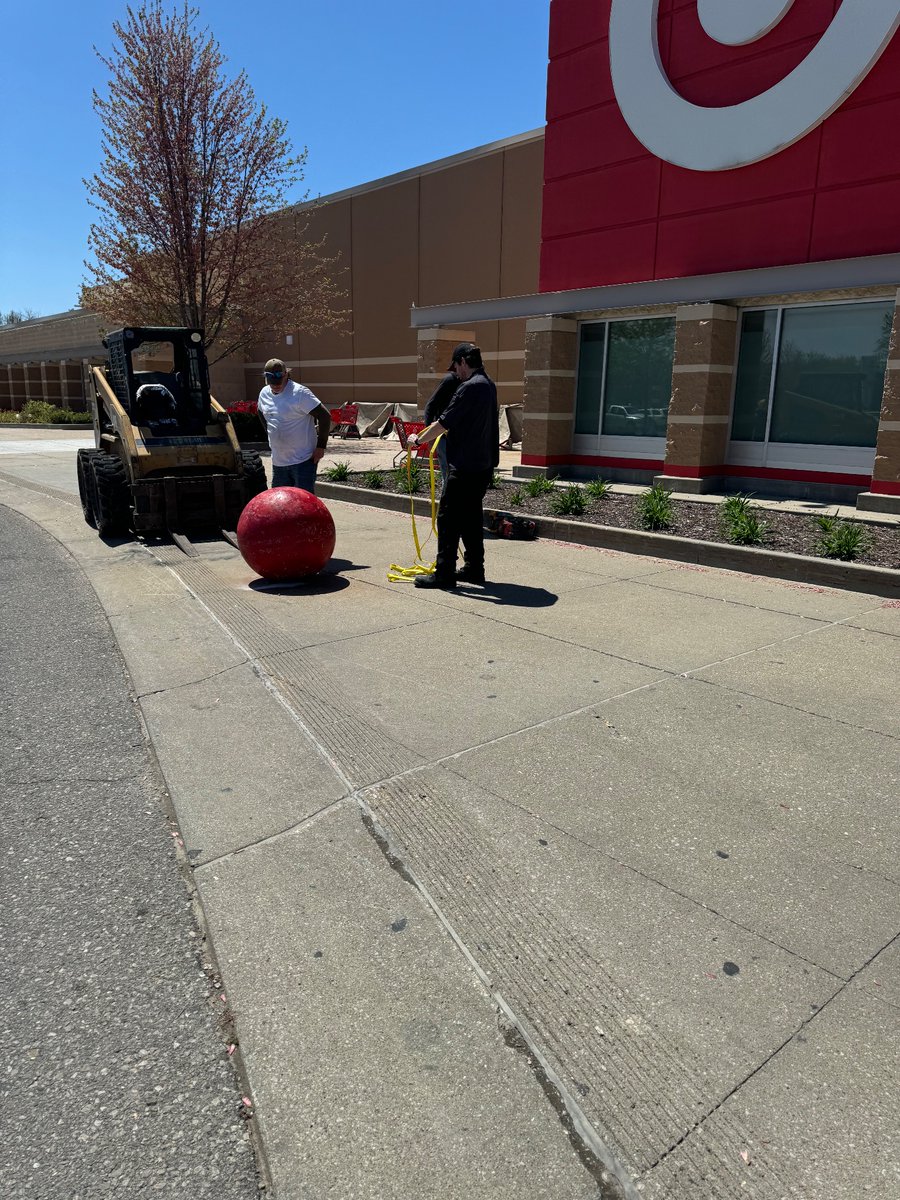 derekmyself's tweet photo. Guys the ball came undone and three guys are trying to fix it 😭 https://t.co/zQkhaGl6F3