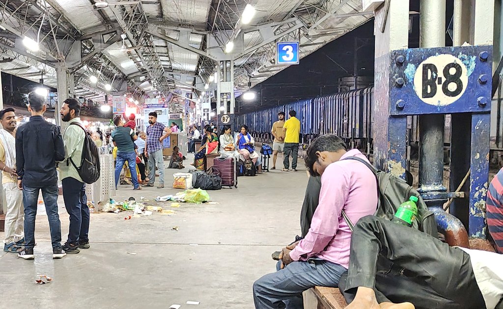 sharmaas1302's tweet photo. @RailwaySeva @wc_railway @IRCTCofficial @AshwiniVaishnaw This is Santa(STA) railway station request to concern department please forward to Satna station cleaning department for deep cleaning. https://t.co/e21uPmupvD