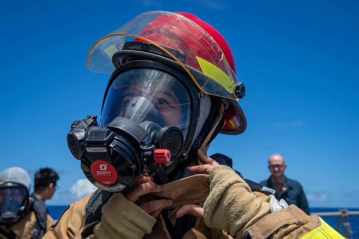 USPacificFleet's tweet image. Sailors aboard USS Gridley (DDG 101) hone firefighting, flight safety, and air operations skills in the Philippine Sea during a scheduled U.S. 7th Fleet deployment—demonstrating the Navy’s commitment to a free and open Indo-Pacific. 🇺🇸⚓ #USNavy #IndoPacific #ForwardDeployed