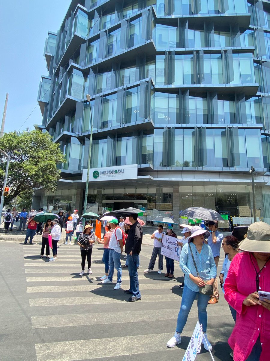 De nuevo salimos a las calles a manifestarnos en defensa de nuestros derechos laborales, somos #Mejoredu y exigimos a la presidenta <a href="/Claudiashein/">Claudia Sheinbaum Pardo</a> y a <a href="/mario_delgado/">Mario Delgado</a> #DiálogoySolución
#MesasConResultados
#CertezaLaboral