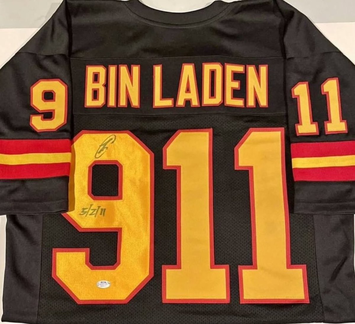 NotHockeyBurner's tweet image. Starting a raffle to give away this autographed Aaron Ekblad jersey
🔥 🔥 🔥 

All you have to do to submit an entry for your chance to win is comment #DoubleStandard below 👇