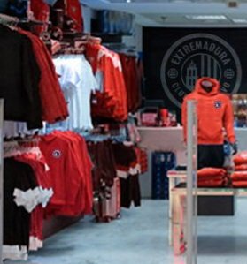 YA ES UNA REALIDAD ‼️‼️
▪️ El <a href="/CDExt1924/">CD EXTREMADURA</a> tendrá su propia tienda oficial
📍Estará en el estadio
🏗 las obras comenzará el día 12 de Mayo
▪️la tienda tendrá 1 diseño  exclusivo para el <a href="/CDExt1924/">CD EXTREMADURA</a> Escudo, murales y luces led
▪️El merchandisig será como el d un equipo d 1 división