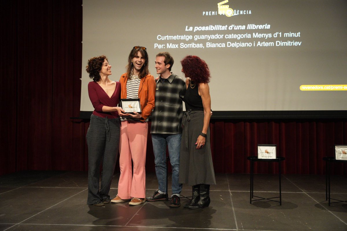 Associació Antic Gremi Revenedors, 1447 (@revenedors) on Twitter photo 🏆 Ha arribat el moment!
El premi al millor curtmetratge de la categoria de Menys d'1 minut se l'emporta Max Sorribas, Bianca Delpiano i Artem Dimitriev per «La possibilitat d'una llibreria». Enhorabona!✨
Fa entrega del premi <a href="/annamanso/">Anna Manso</a>. 🏆 Ha arribat el moment!
El premi al millor curtmetratge de la categoria de Menys d'1 minut se l'emporta Max Sorribas, Bianca Delpiano i Artem Dimitriev per «La possibilitat d'una llibreria». Enhorabona!✨
Fa entrega del premi <a href="/annamanso/">Anna Manso</a>.