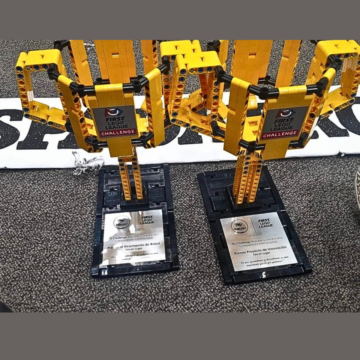 Felicitamos al equipo de robótica Espadatron del Liceo Padre Daniel por su destacada participación en el FLL Challenge 2025, logrando reconocimientos en Desempeño del Robot y Proyecto de Innovación.

Gracias por llevar en alto el nombre de su liceo y del Distrito Educativo 1204.