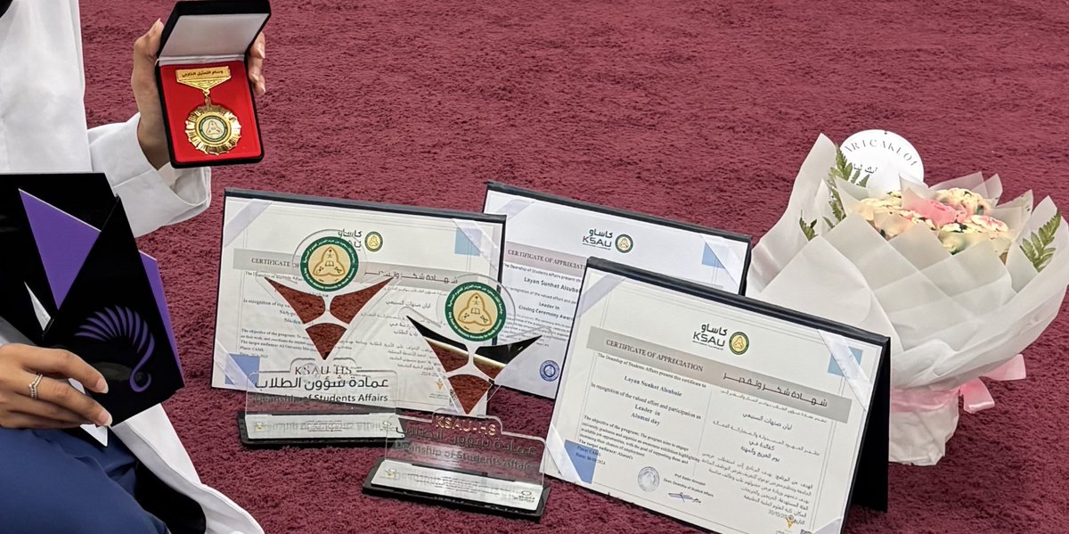 الحمدلله، بعد سنة كاملة من العمل كنائبة للنادي الطلابي، تشرفت بتكريمي في الحفل الختامي، بالإضافة لتكريمي كـ قائدة مساندة لهذا الحفل و برنامج يوم الخريج. 
واختُتمت بمنحي وسام التمثيل الخارجي على مستوى الجامعة في الأحساء!🎖️

فخر وامتنان لرحلة صنعت لي الكثير، وما زال الطريق مستمر ❤️