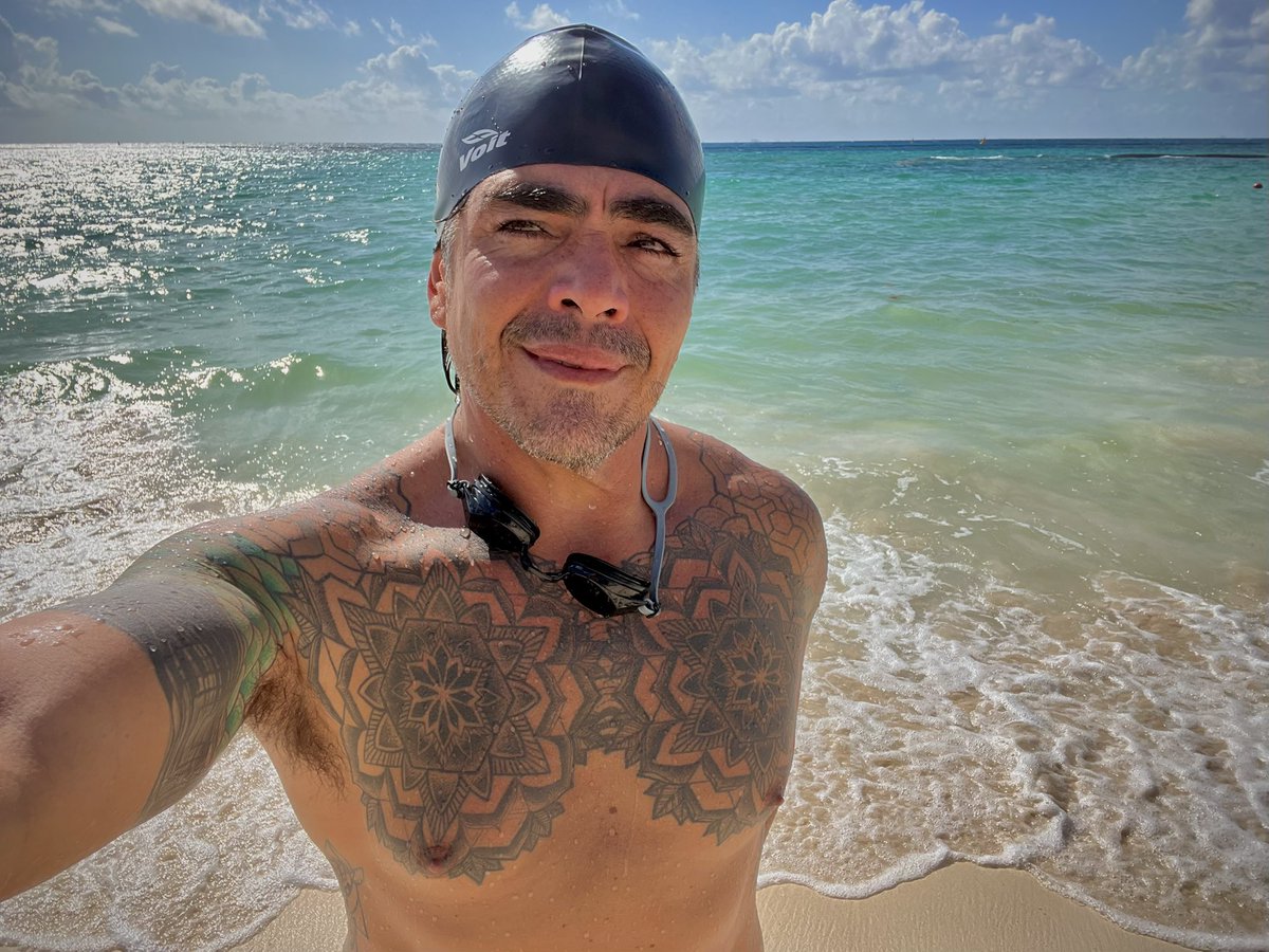 fboneta's tweet photo. Hoy repetimos dosis, paseo caluroso por la 5a. Av y la playa, corrí 4.01 km + pushups + pullups + fierros callejeros + nadada caribeña #oldschool #endorphinejunkie #horafeliz #PAQUETE https://t.co/xXpituODUz