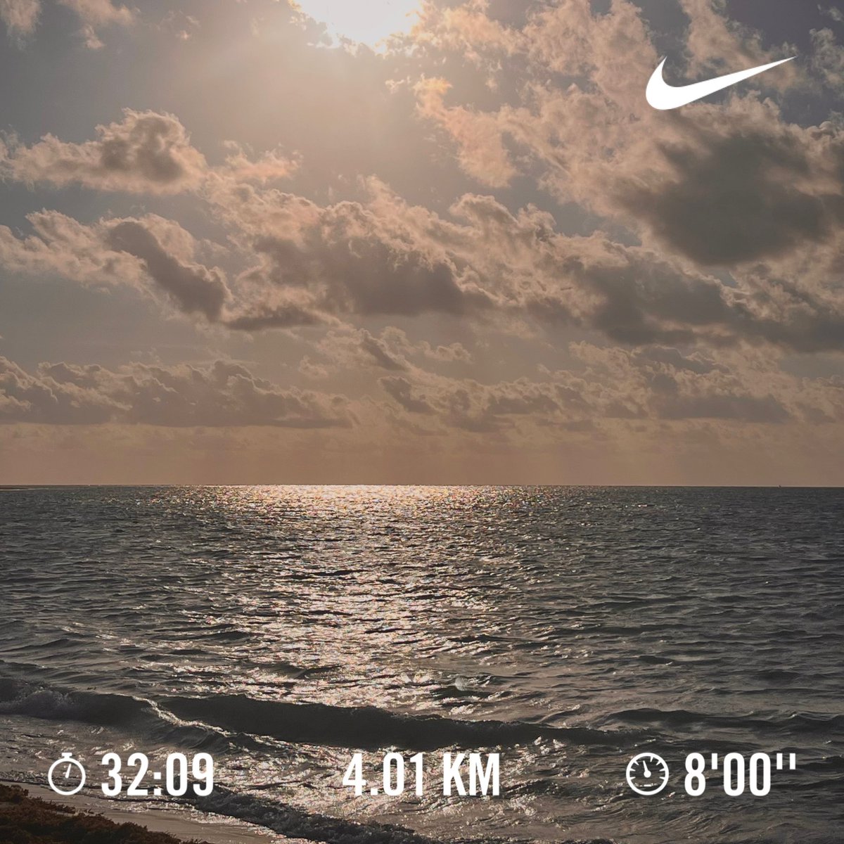 fboneta's tweet photo. Hoy repetimos dosis, paseo caluroso por la 5a. Av y la playa, corrí 4.01 km + pushups + pullups + fierros callejeros + nadada caribeña #oldschool #endorphinejunkie #horafeliz #PAQUETE https://t.co/xXpituODUz