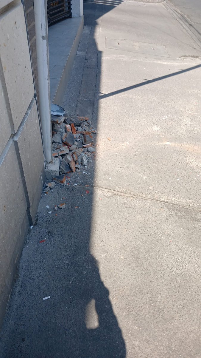 Alzie_2020's tweet photo. @BJAlcaldia necesitamos su apoyo con Estafeta Patriotismo. Hoy pasaron reventando cables, tiraron poste, cámara de vigilancia y parte de la fachada de Jordaens 32. Ya se les pasó foto y videos, aun no mandan al seguro. Pusimos suac-2904253256978, nadie ha acudido. Sucedió 8.40am https://t.co/iwsM1edwvD