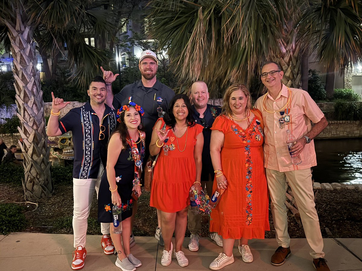 theCavazosJ's tweet image. It’s Fiesta time in San Antonio! Proud to represent @UTSA &amp;amp; @UTSAAlumni in the Texas Cavaliers River Parade! &amp;amp; thanks to @AlamoAudible for the killer UTSA guayabera!! #VivaFiesta #BirdsUp #ForeveRowdy