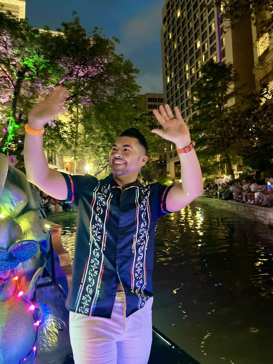 theCavazosJ's tweet image. It’s Fiesta time in San Antonio! Proud to represent @UTSA &amp;amp; @UTSAAlumni in the Texas Cavaliers River Parade! &amp;amp; thanks to @AlamoAudible for the killer UTSA guayabera!! #VivaFiesta #BirdsUp #ForeveRowdy