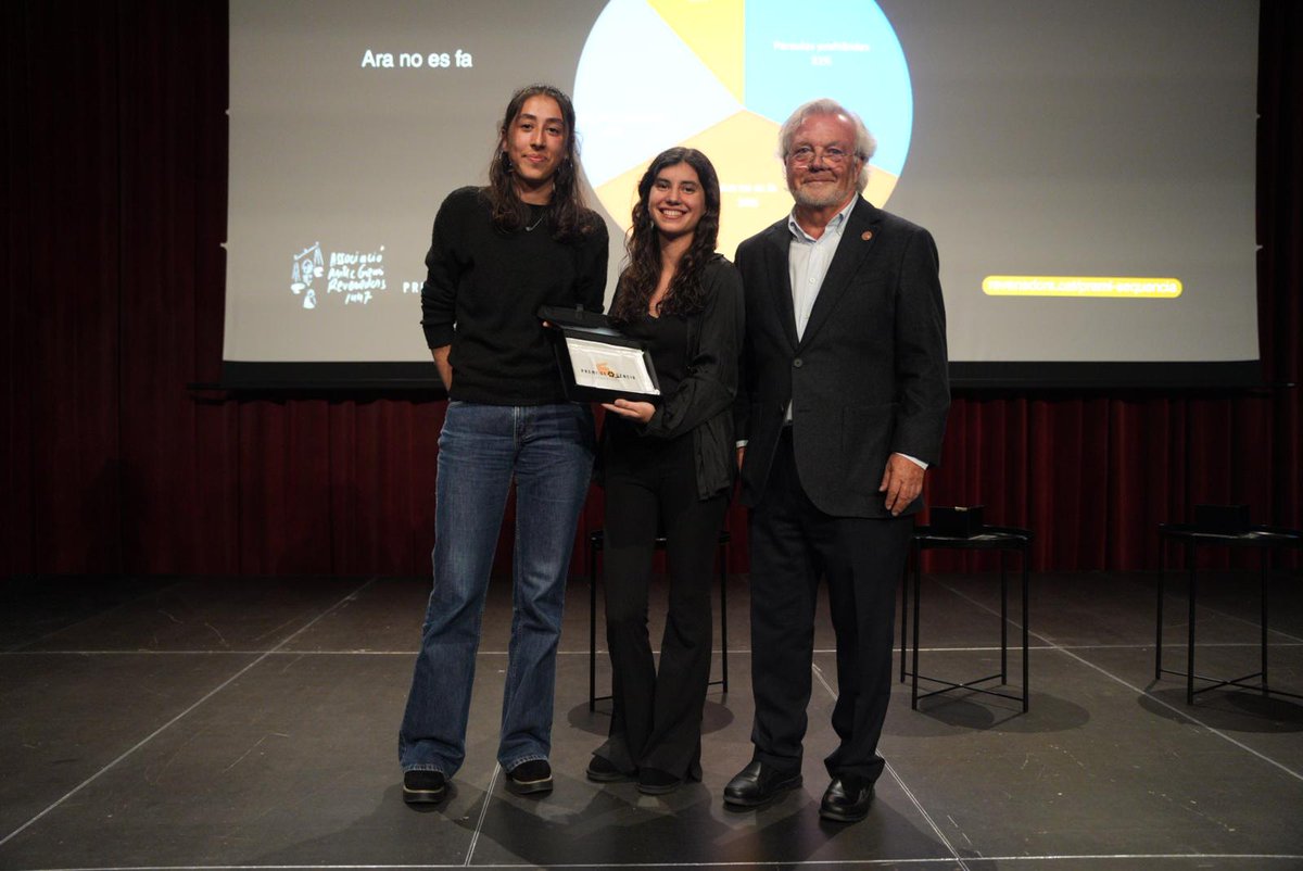 Associació Antic Gremi Revenedors, 1447 (@revenedors) on Twitter photo <a href="/annamanso/">Anna Manso</a> <a href="/juliaojedacaba/">Júlia Ojeda Caba</a> <a href="/francesccanosa/">Francesc Canosa Farran</a> 🗳️ El curtmetratge més votat i, per tant, el guanyador del Premi del Públic és «Ara no es fa», d'Elisenda Caballé i Núria Ferrer. Enhorabona! 💐
Fa entrega del premi el president de l'entitat <a href="/FrancescSendil/">Francesc Sendil 🌷</a>. <a href="/annamanso/">Anna Manso</a> <a href="/juliaojedacaba/">Júlia Ojeda Caba</a> <a href="/francesccanosa/">Francesc Canosa Farran</a> 🗳️ El curtmetratge més votat i, per tant, el guanyador del Premi del Públic és «Ara no es fa», d'Elisenda Caballé i Núria Ferrer. Enhorabona! 💐
Fa entrega del premi el president de l'entitat <a href="/FrancescSendil/">Francesc Sendil 🌷</a>.