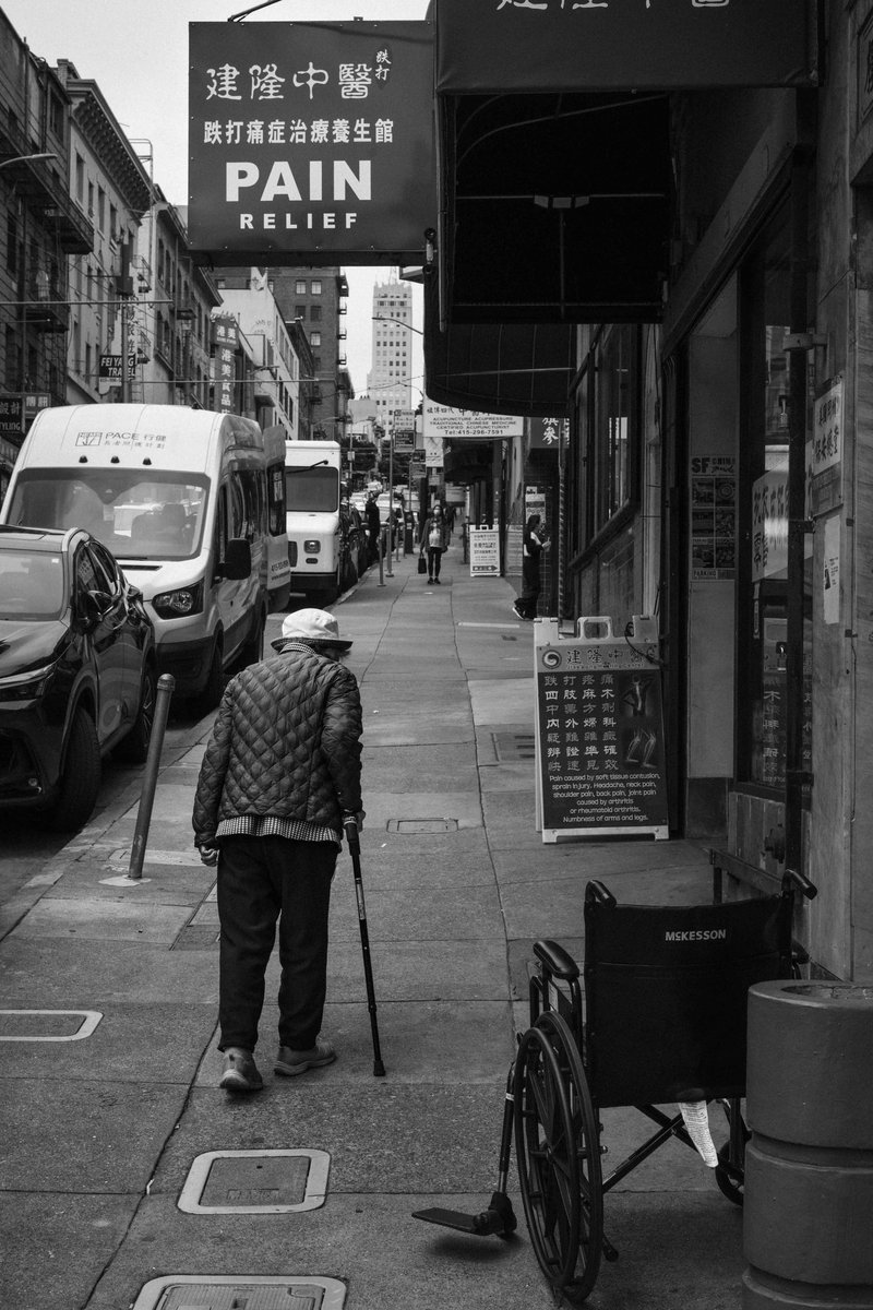 interpolated's tweet image. UNIVERSAL SIGN
Street photography in Chinatown, San Francisco