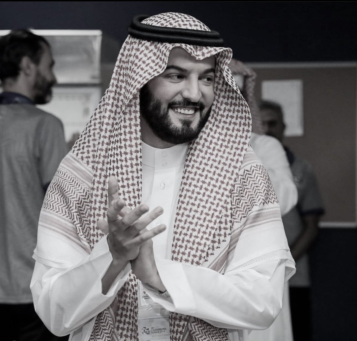 تخيل انك محقق 14 بطوله ومنها 2 اسيا
بس بتطلع مكروه من كل الجمهور ومحد بيذكرك بخير

يله من الباب الصغير .. يا أقبح رئيس في تاريخ النادي