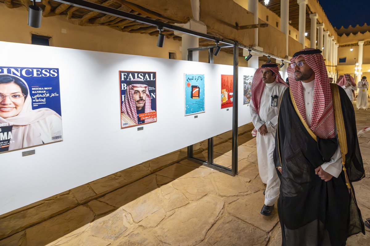 تشرفنا اليوم بزيارة صاحب السمو الملكي الأمير فيصل بن فهد بن مقرن بن عبدالعزيز ، نائب أمير منطقة حائل ، لفعالية أساريد المقامة برعاية سموه . 
حضور سموه أضفى على الفعالية طابعًا خاصًا، وأسعد الزوار بدعمه واهتمامه بالمواهب الفنية 🤍✨

شكرًا لسموكم على هذه اللفتة الكريمة، واهتمامكم
