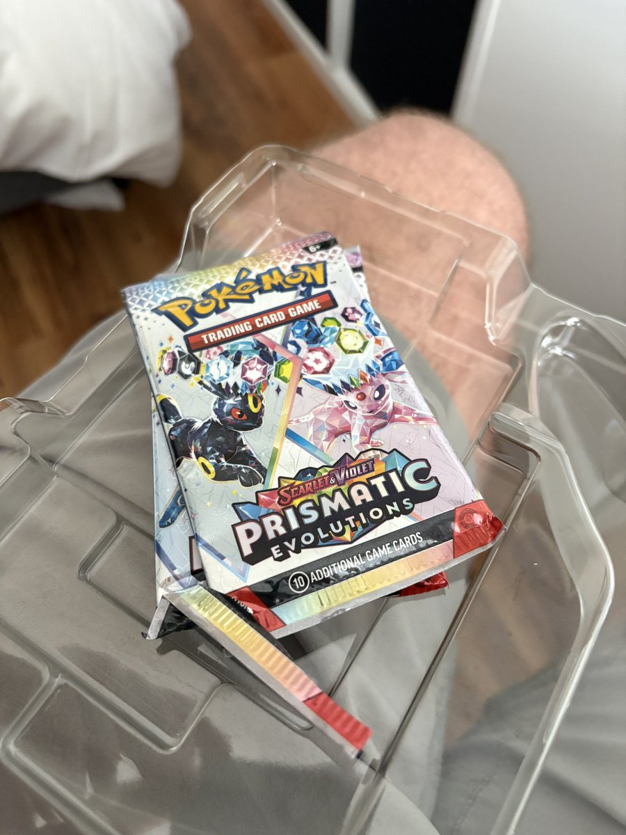 LoganAllan14's tweet photo. @VeryHelpers 

i ordered pokemon cards and they came like this https://t.co/TXtw8jOcWS