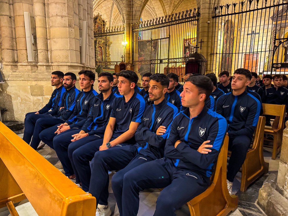 UCAMMurciaCF's tweet photo. @UCAM ✝️ 𝐀𝐧̃𝐨 𝐉𝐮𝐛𝐢𝐥𝐚𝐫 𝐝𝐞 𝐥𝐚 𝐄𝐬𝐩𝐞𝐫𝐚𝐧𝐳𝐚

Finalizamos nuestra peregrinación rezando la oración jubilar dentro del templo.

El primer equipo junto al cuerpo técnico se han unido a esta oración. 

📍 Catedral de Murcia https://t.co/8Vz5gv97b1