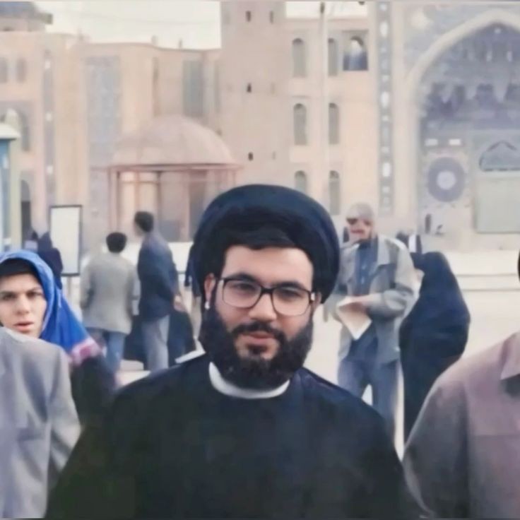 أحبك لا لشيءٍ غيرَ أني
أحبك ملءَ قلبي والسلامُ