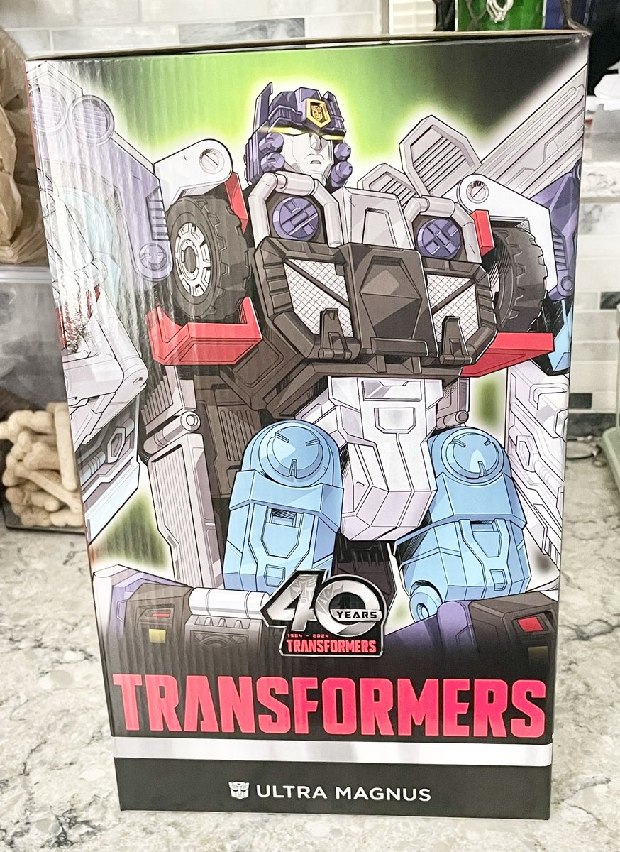 J03y_K10's tweet photo. More sides of the box.
#Hasbro #Transformers #HasLabOmegaPrime https://t.co/otOv9RKu6K