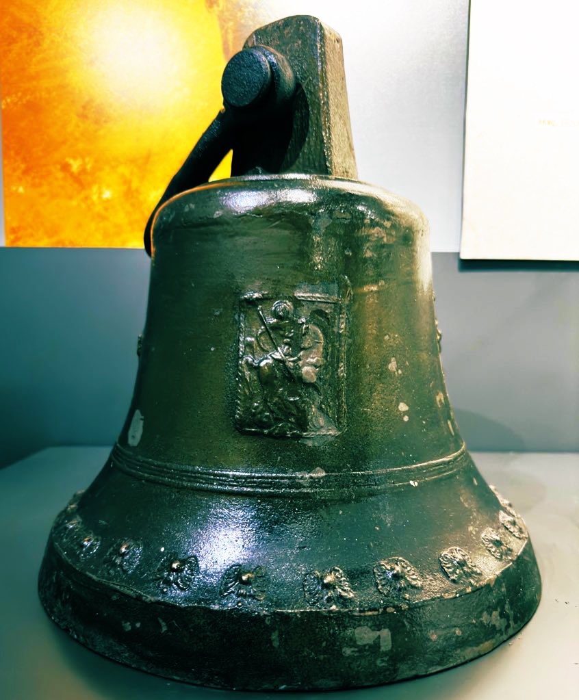 ColossaeP's tweet image. A Voice from Honaz/Colossae 🔔
One of three bells from the Late Ottoman Church of Archangel Michael is now at Denizli City Museum. This bell and two richly ornamented others are being catalogued for their first publication 📚