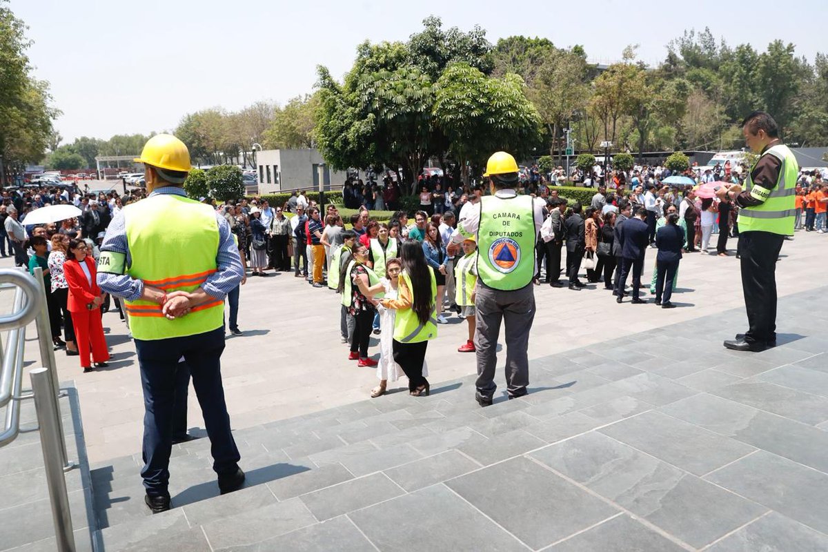 Mx_Diputados's tweet photo. 🚨 ¡Así vivimos el #SimulacroNacional 2025 en San Lázaro!

Con orden, compromiso y responsabilidad, diputadas, diputados, visitantes y personal evacuaron el Palacio Legislativo.

💡 Porque estar preparados puede marcar la diferencia. https://t.co/0OcNw36O4T