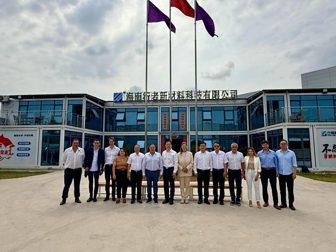 En la provincia de Hainan en China, nos reunimos con Mao Pingstheng, presidente de la empresa Trailblazer New Material Technology y su equipo de trabajo, a donde nos invitaron a recorrer la construcción de la nueva planta de carbonato de litio, también nos expusieron las