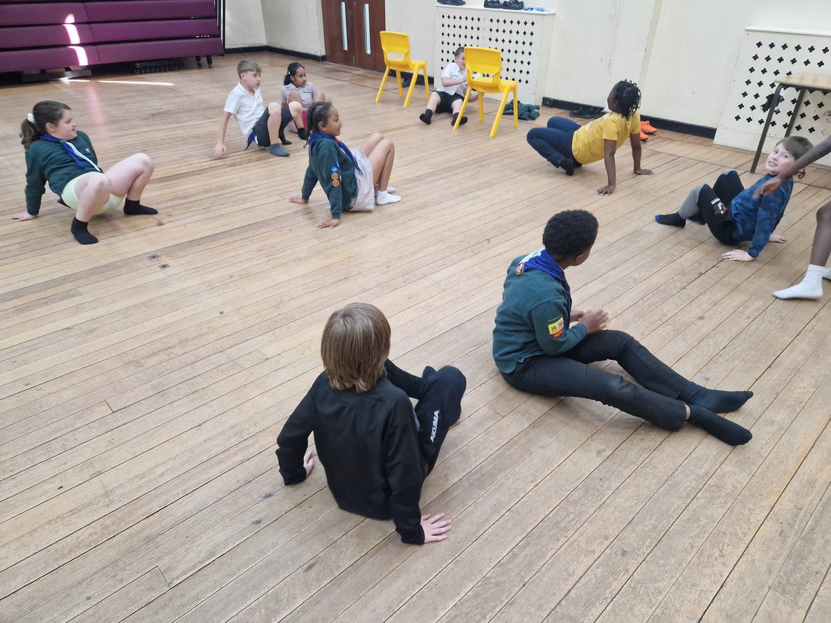 8thReigate's tweet image. An evening of games to welcome our new cubs: catch punch, crab football and volleyball! @RAACoCurriculum @RAASchoolGatton @surreyscouts @ReigateScouts