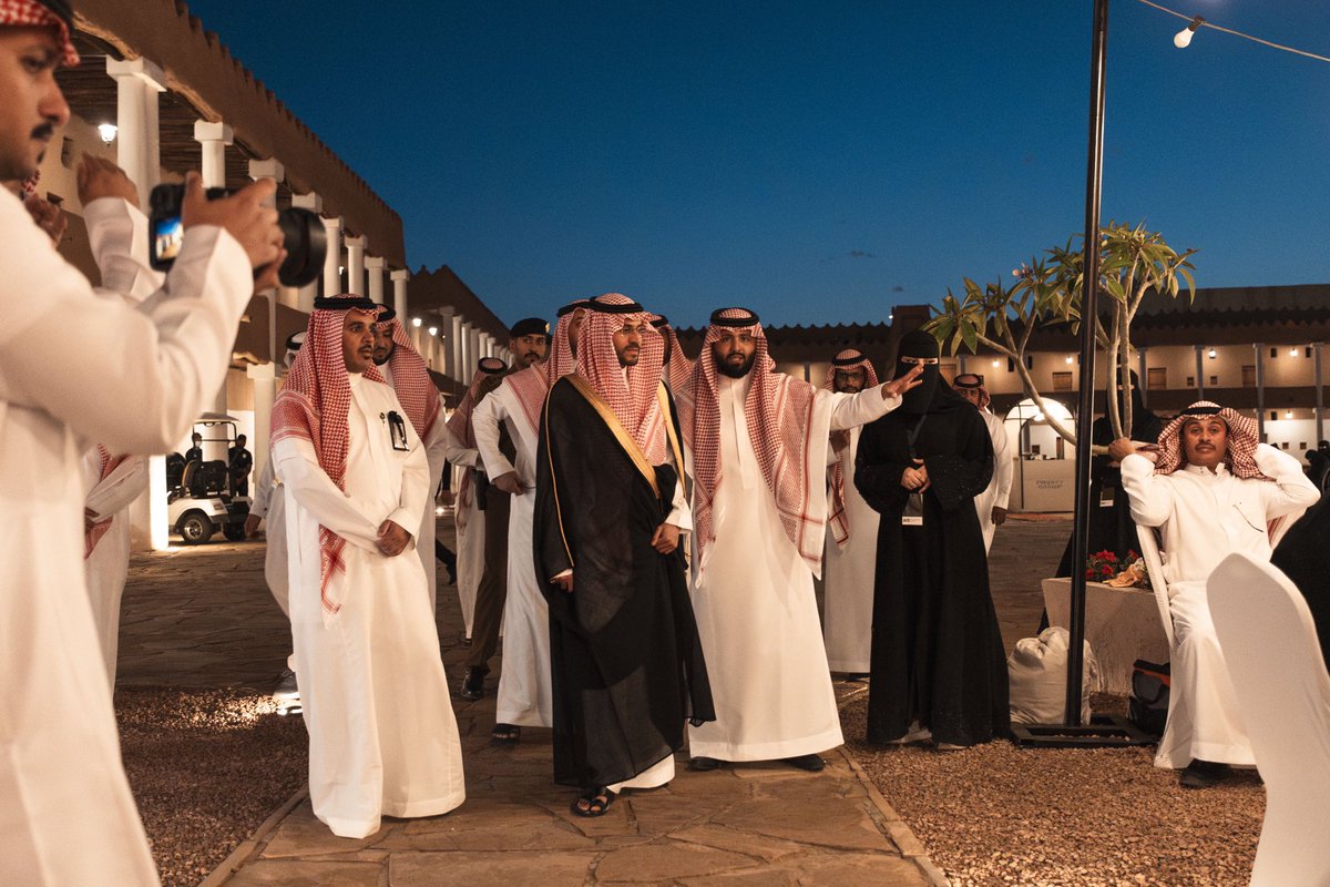 سمو الأمير بين الناس، بين الفن، وبين المبدعين . 
حضور يُشعرنا بالفخر، ودعم يُلهمنا للمزيد 🎨✨!

#أساريد