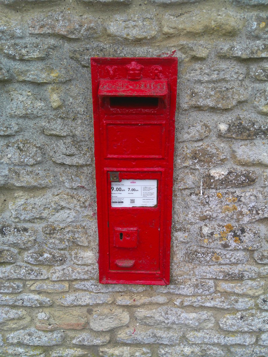 HelenRo88542779's tweet image. 📮Wishing you all a super Saturday. I came around the corner to find this Victorian wall box; what a lovely surprise! Cranford St. Andrew, Northamptonshire. #SpottedOnMyWalk #PostboxSaturday