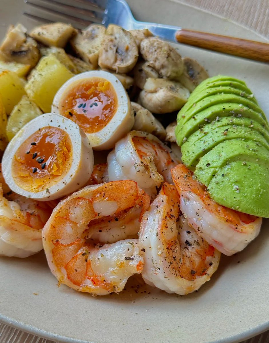 sofia_sofia45's tweet image. Brunch goals: Shrimp, eggs, avocado, and all the goodness on one plate 🥑🍤✨ #FoodieLife #BrunchVibes #CleanEating