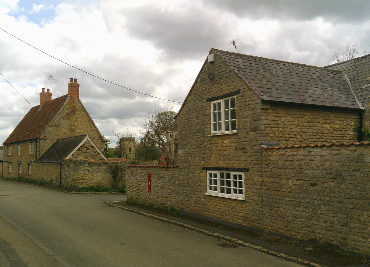 HelenRo88542779's tweet image. 📮Wishing you all a super Saturday. I came around the corner to find this Victorian wall box; what a lovely surprise! Cranford St. Andrew, Northamptonshire. #SpottedOnMyWalk #PostboxSaturday