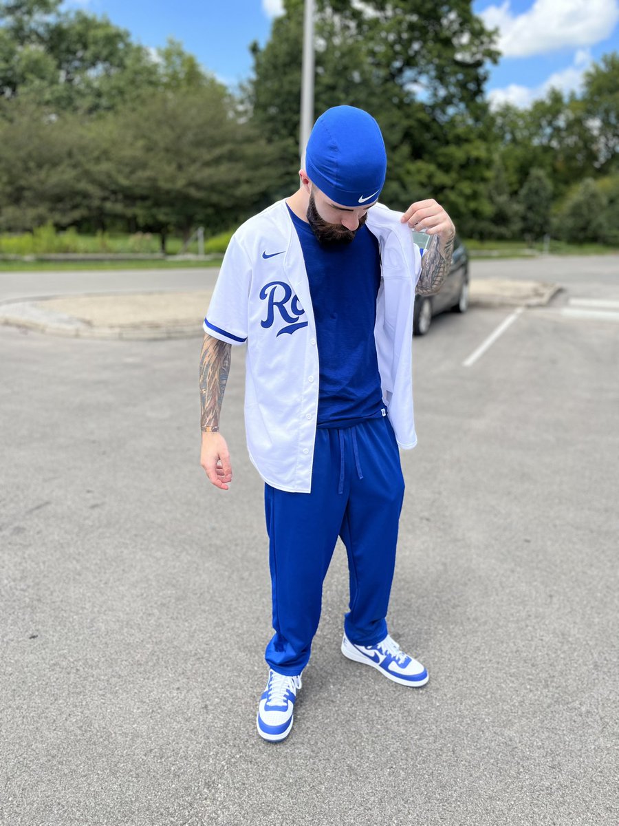 DatDudeCory's tweet image. Royal blue cause I’m King C 🔵