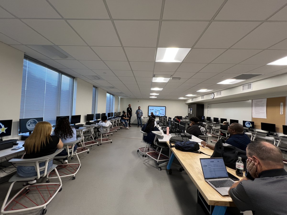 EPPOLICE's tweet image. 👮‍♂️📚 El Paso Police met with Irvin High students to discuss social media risks like privacy, cyberbullying, and legal consequences. Thanks to students for their questions and faculty for support. Together, we’re keeping youth safe online! 🤝📲 #EPPD #SmartSocialMedia #Community