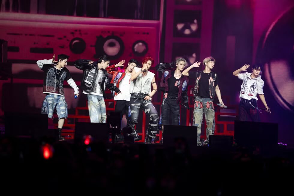 CLASHインタビュー ②

Q. あなたたちは最速でコーチェラでパフォーマンスしたK-POPグループです…この夢のような世界でどうやって地に足をつけていますか？