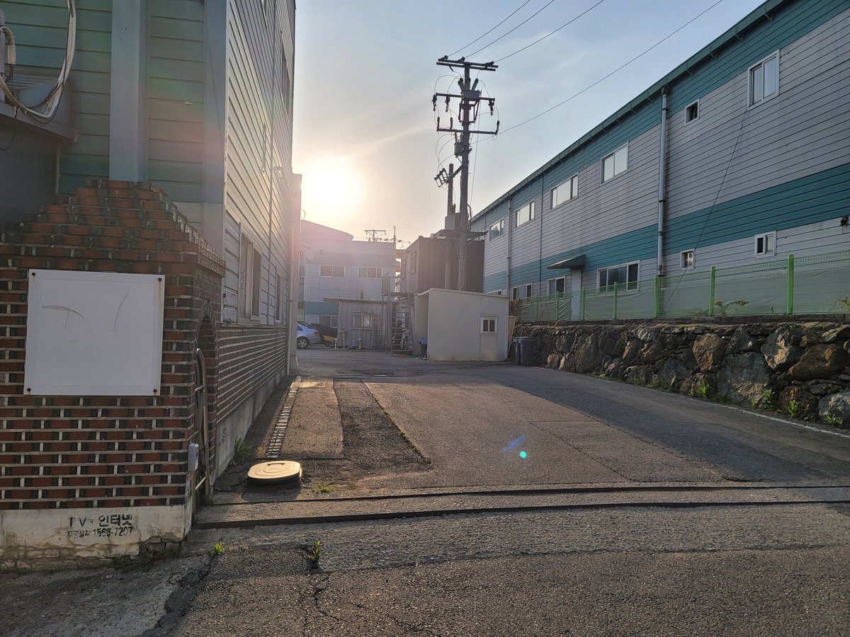 #여행

7490일 동안의 기나긴 여행도
오늘로서 끝나는구나
1만일을 채웠으면 좋았겠지만
내 의지로 되는건 아니라서 ....