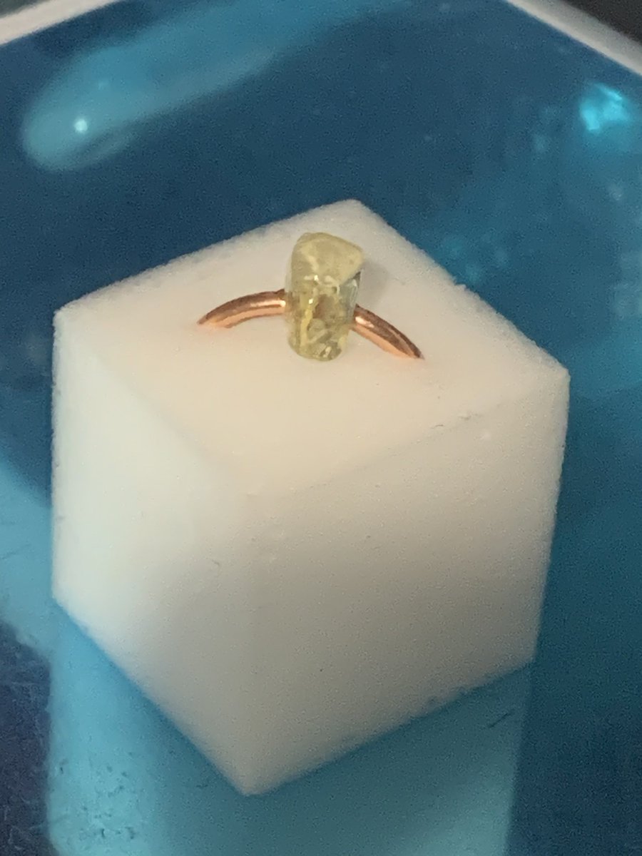 Try_angle_Lab's tweet photo. ≪創造中.Making≫
銅の指輪　Copper Ring
シトリンなど　Citrine and more

レジンで銅線に石を固定中。
固定だけではまだまだ完成とは言えません。
ここからが醍醐味！しっかりと銅の指輪にしていきたいです(*'ω'*)
#指輪　#ハンドメイド　#作品
#研究　#ring #capper #Art #Work https://t.co/a9y3fPLvPH