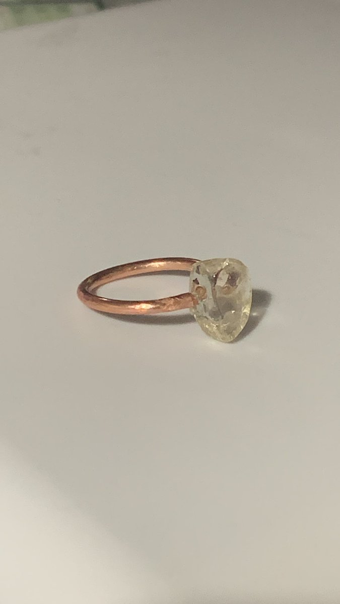 Try_angle_Lab's tweet photo. ≪創造中.Making≫
銅の指輪　Copper Ring
シトリンなど　Citrine and more

レジンで銅線に石を固定中。
固定だけではまだまだ完成とは言えません。
ここからが醍醐味！しっかりと銅の指輪にしていきたいです(*'ω'*)
#指輪　#ハンドメイド　#作品
#研究　#ring #capper #Art #Work https://t.co/a9y3fPLvPH